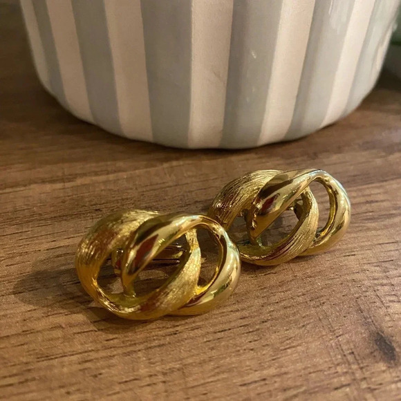 Vintage Napier Large Gold Tone Linked Screw Clip-On Earrings - Picture 1 of 3